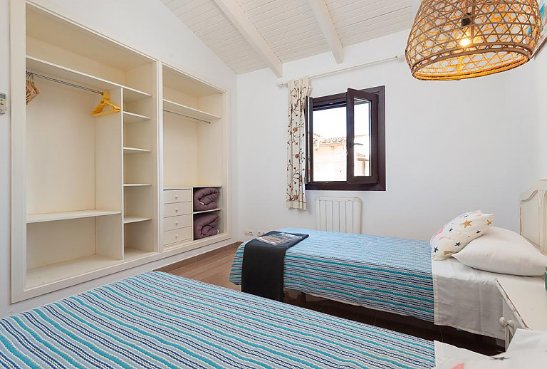 Schlafzimmer mit Einzelbetten und Kleiderschrank