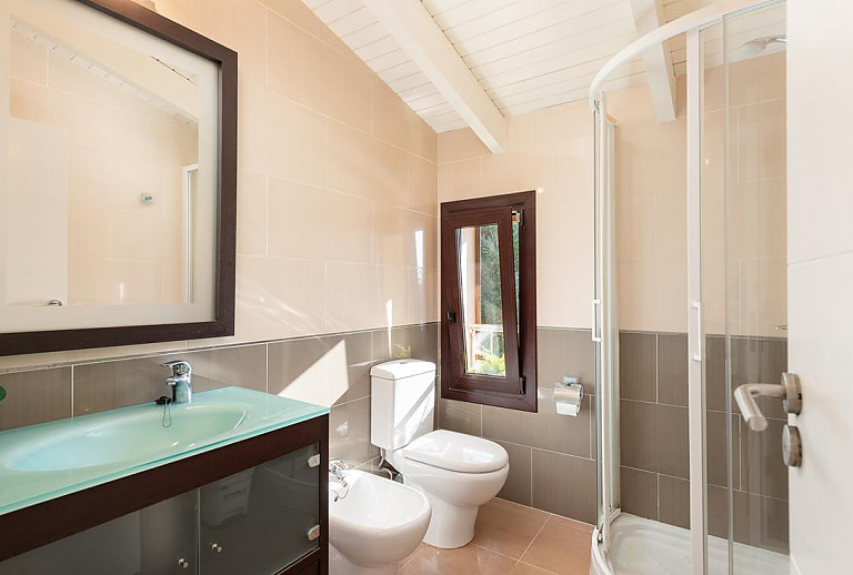 Bad mit Waschbecken WC und Dusche