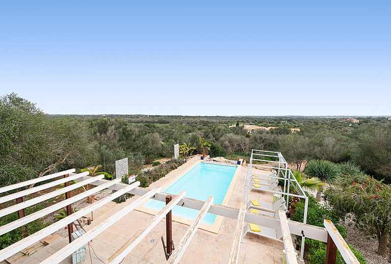 Weitblick vom Fenster über dem Poolbereich