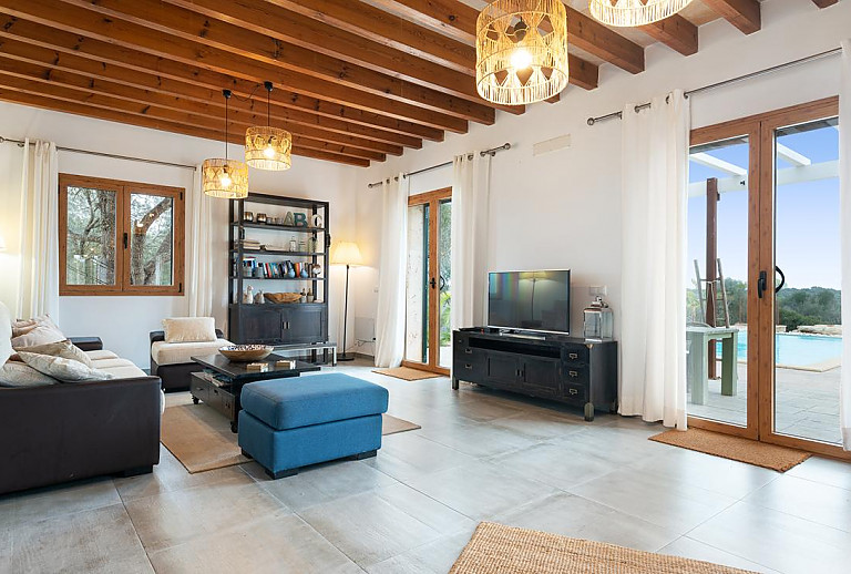 Wohnzimmer mit Terrasse und Sofas