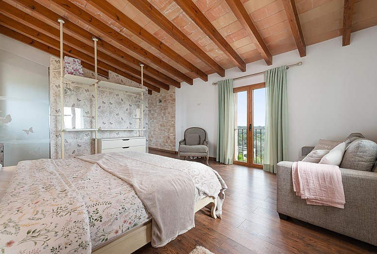 Schlafzimmer mit Doppelbett und Kleiderschrank