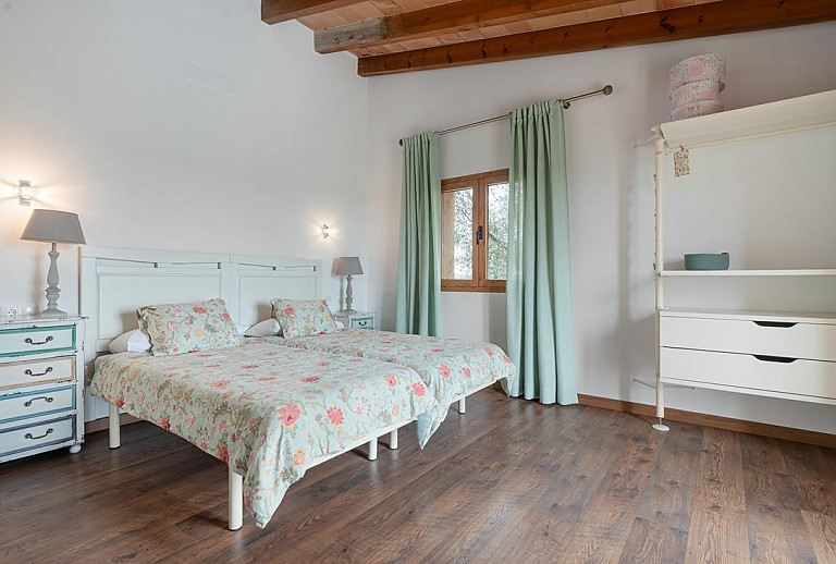 Schlafzimmer mit Einzelbetten und Nachttisch