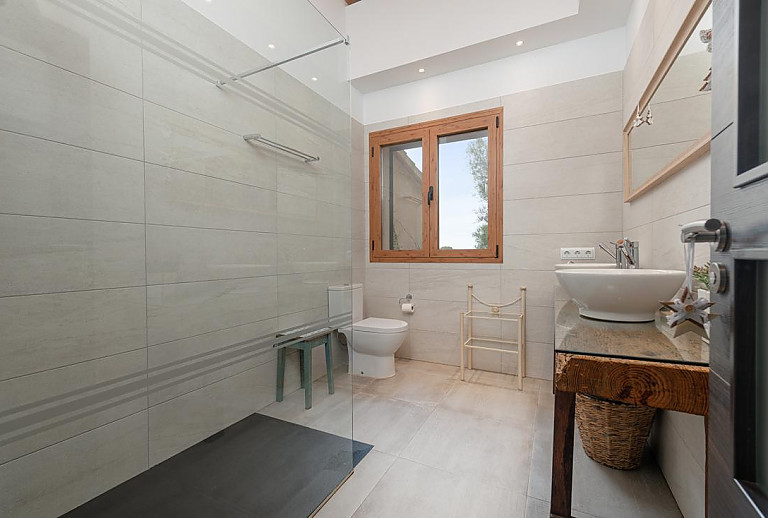 Badezimmer mit Dusche und Spiegel