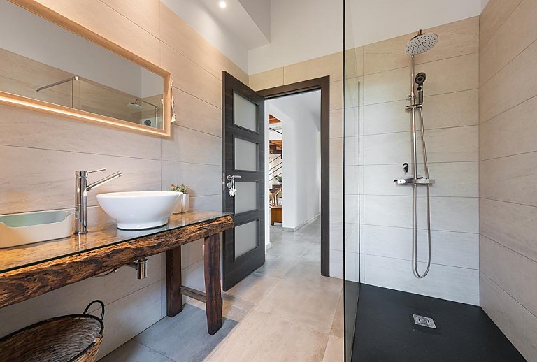 Waschbecken und Dusche im Badezimmer