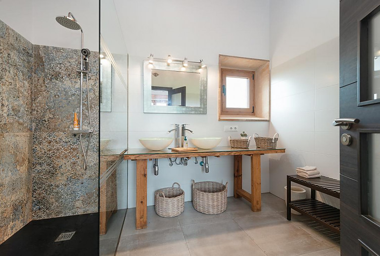 Bad mit Dusche und Fenster 