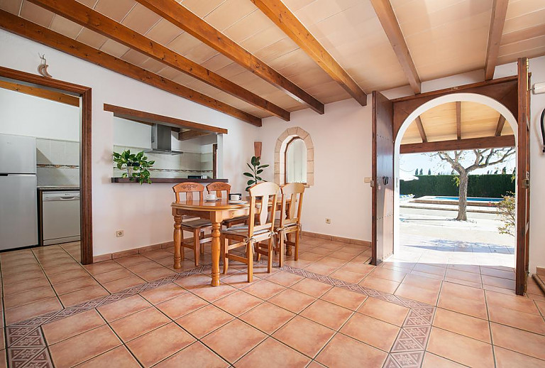 Esstisch mit Stühlen vor der Küche