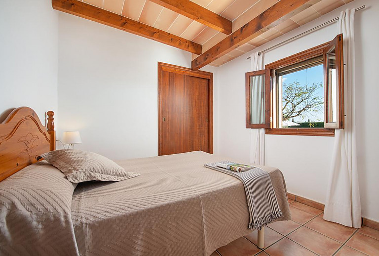 Schlafzimmer mit Doppelbett und Fenster