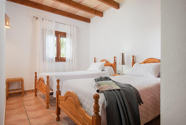 Schlafzimmer mit Einzelbetten und Fenster