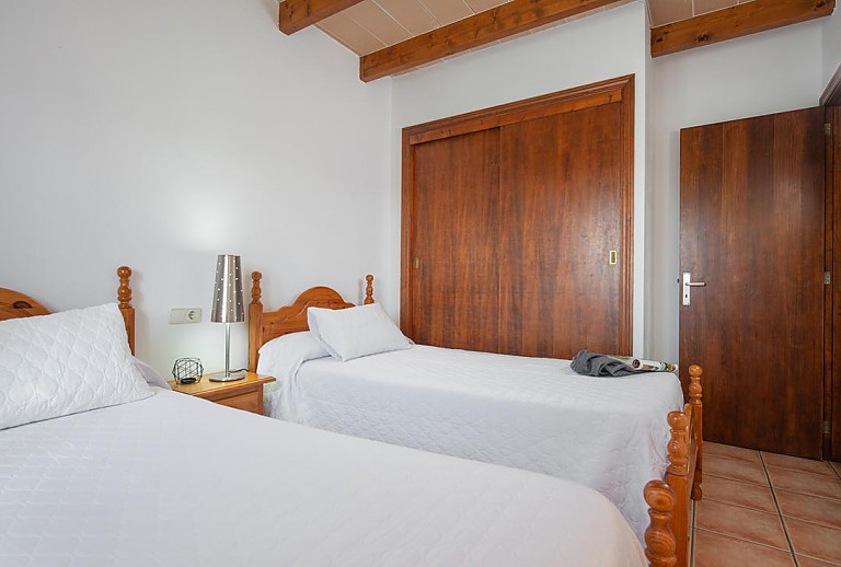 Schlafzimmer mit Einzelbetten und Wandschrank