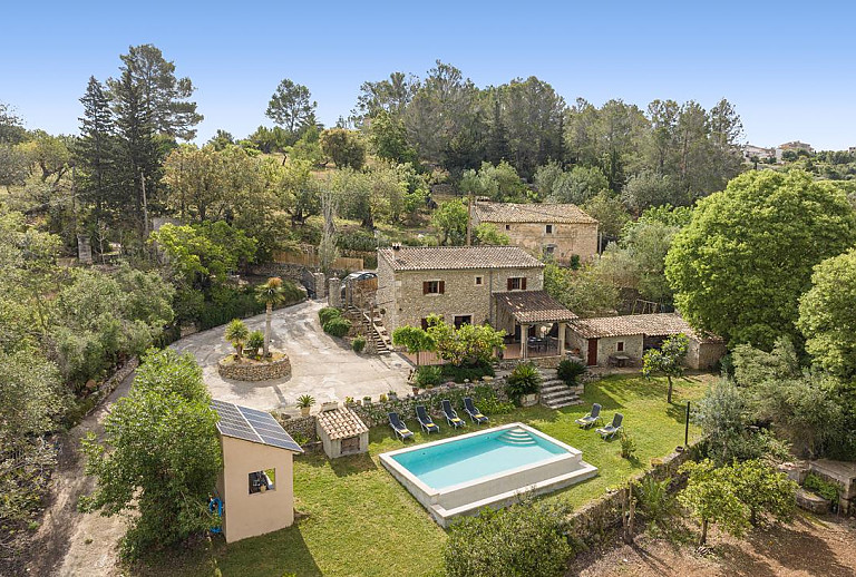 Luftaufnahme des Grundstücks und des Poolbereichs vor der Finca