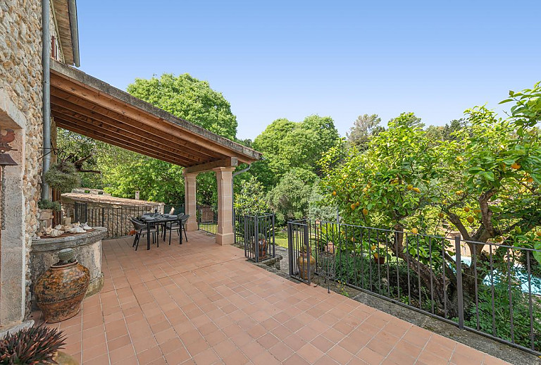 Terrasse mit Vordach und Esstisch