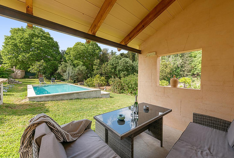 Sofas am Pool auf der Terrasse