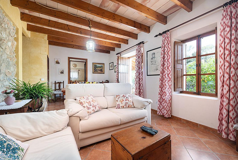 Wohnzimmer mit Terrasse und Couch