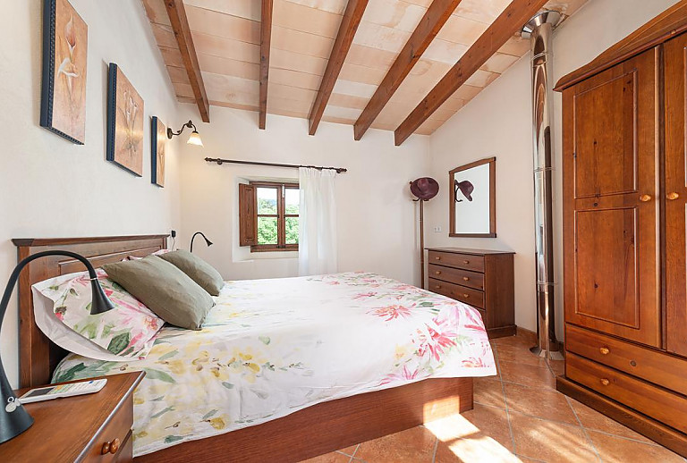 Schlafzimmer mit Doppelbett und Kommode