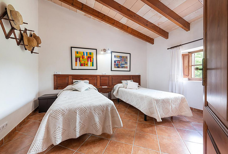 Schlafzimmer mit Einzelbett und Wandbildern