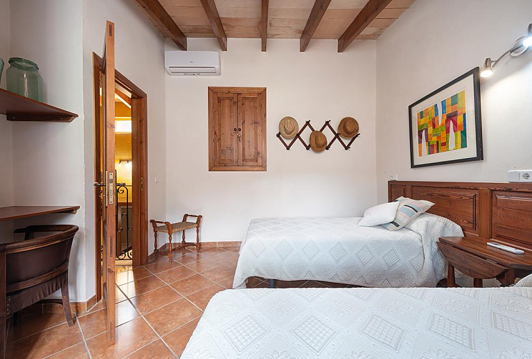 Schlafzimmer mit Einzelbetten und Schreibtisch