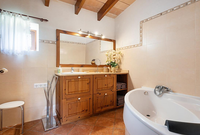 Bad mit Wanne und Waschbecken