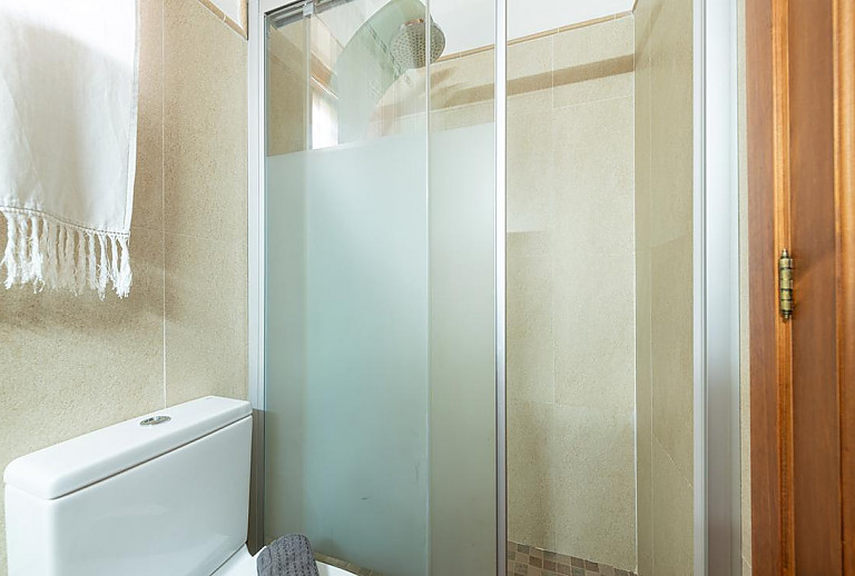 Badezimmer mit Dusche und WC