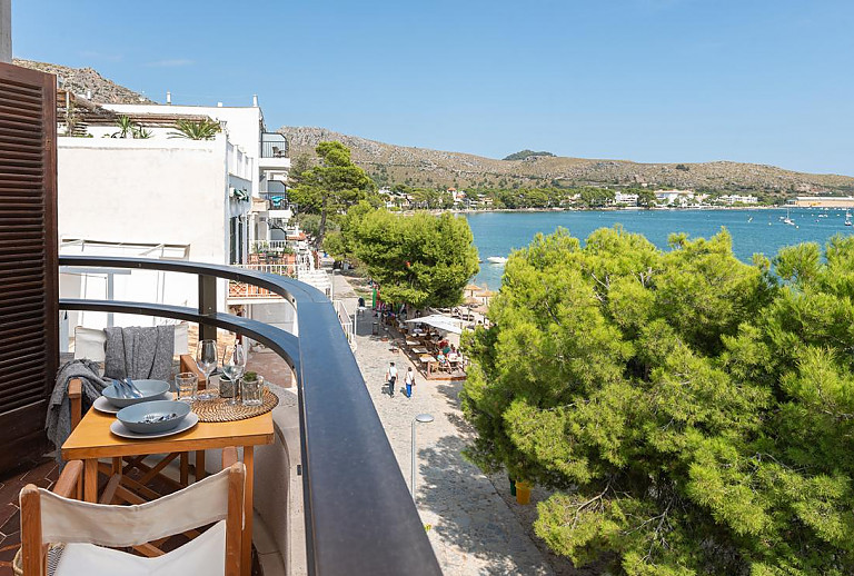 Apartment mit Balkon und Esstisch