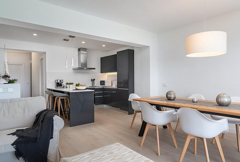 Küche mit Mikrowelle und Kühlschrank