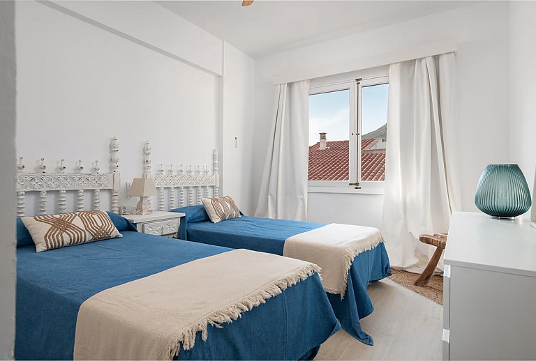 Schlafzimmer mit Einzelbetten und Fenster