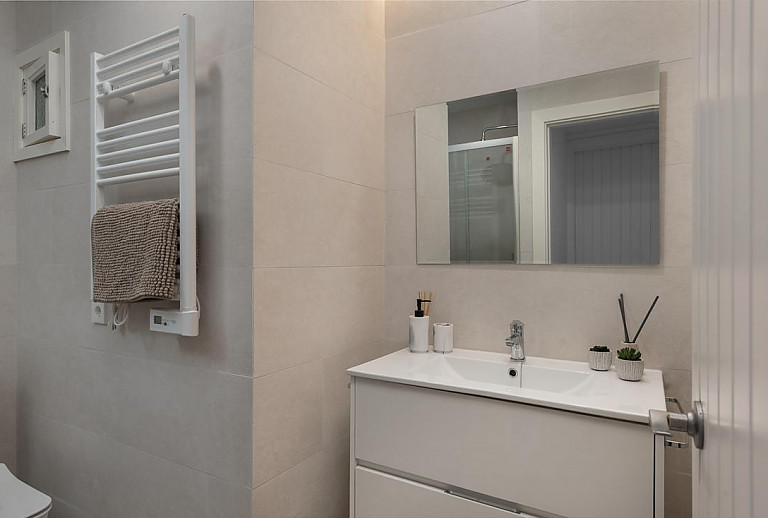 Waschbecken und Spiegel im Bad