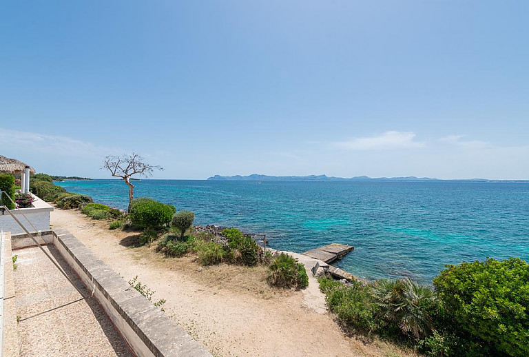 Meer vor dem Ferienhaus mit Steg