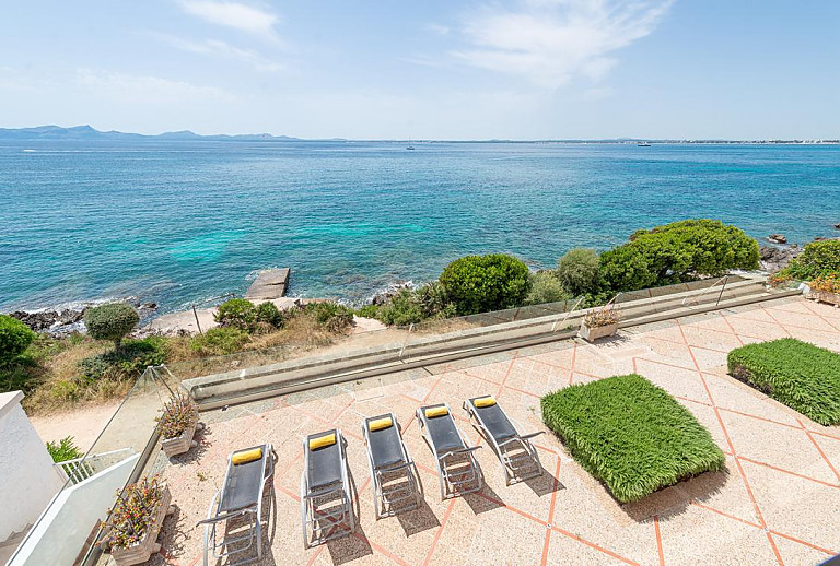 Sonnenliegen auf der Terrasse mit Meerblick