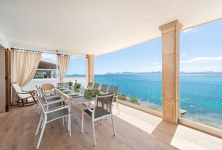 Terrasse mit Vordach und Esstisch