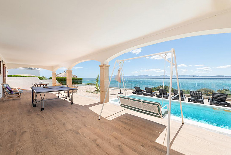 Hollywoodschaukel auf der Terrasse 