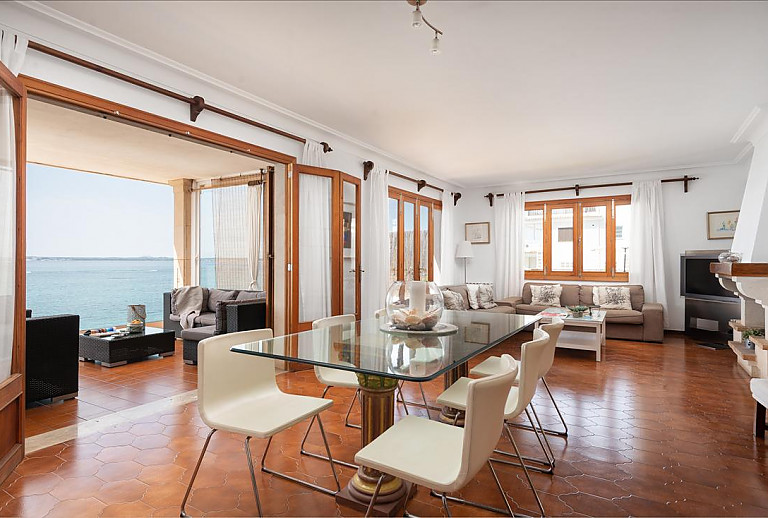 Wohnzimmer mit Terrasse und Esstisch