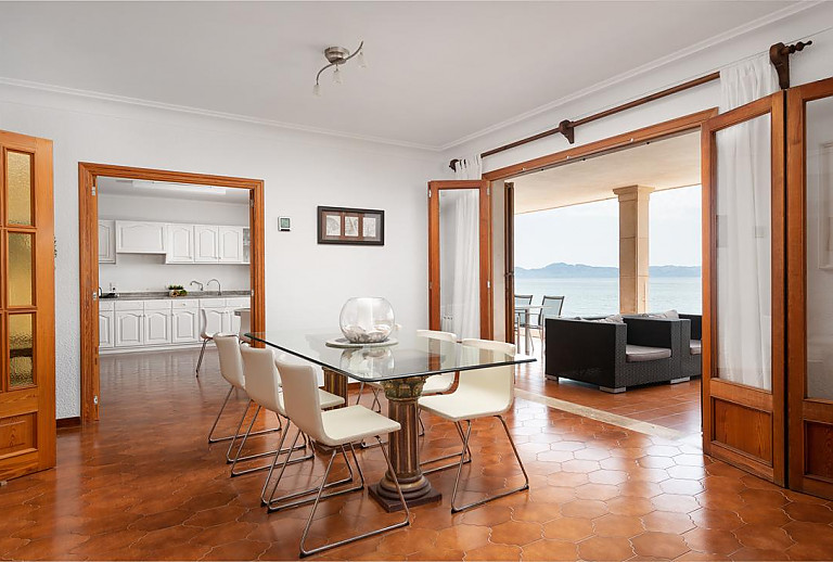 Esstisch mit Stühlen vor der Küche