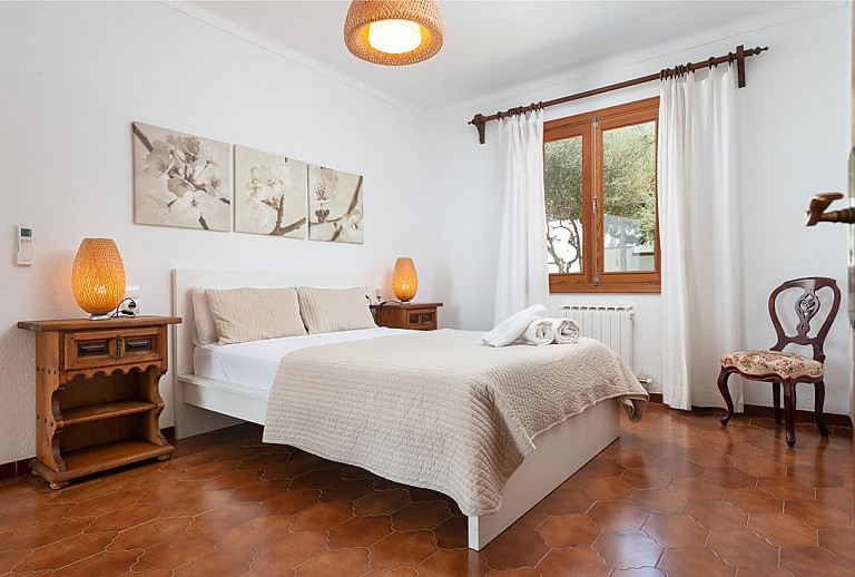 Schlafzimmer mit Doppelbett und Heizung