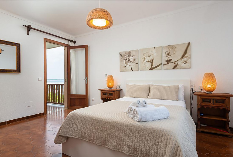 Schlafzimmer mit Doppelbett und Balkon