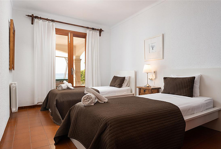 Schlafzimmer mit Einzelbetten und Wandbilder