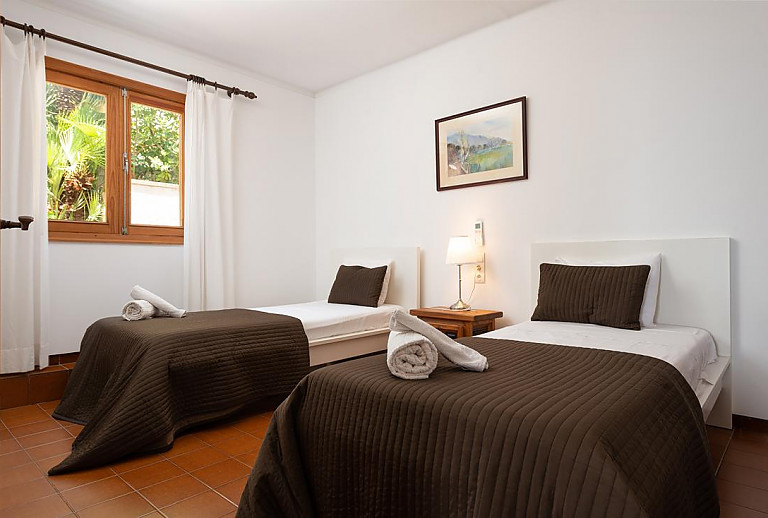 Schlafzimmer mit Einzelbetten und Fenster