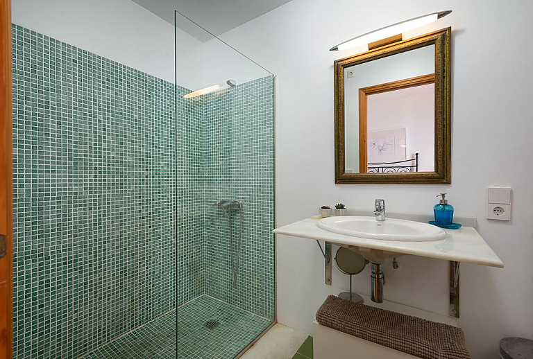 Badezimmer mit Dusche und Spiegel