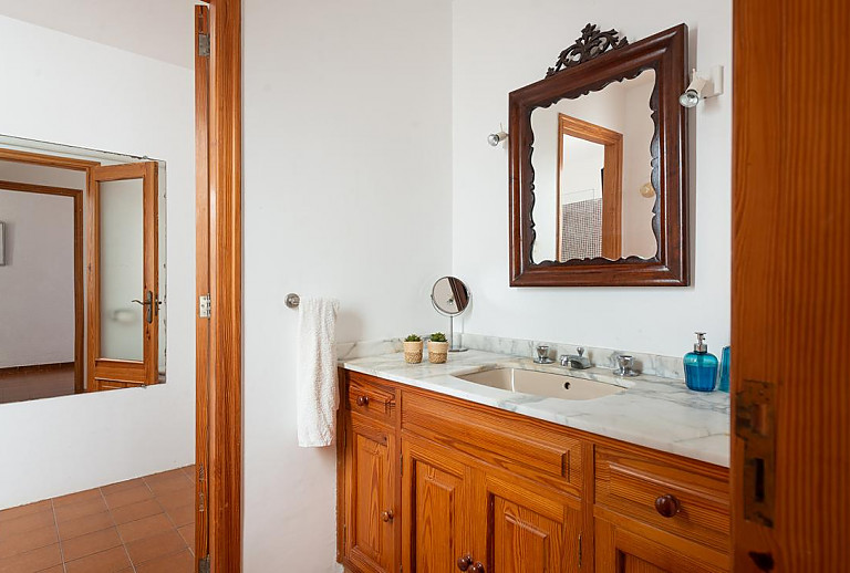 Waschbecken und Spiegel im Bad