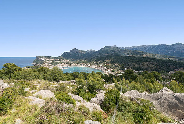 Umliegende Landschaft mit Meerblick