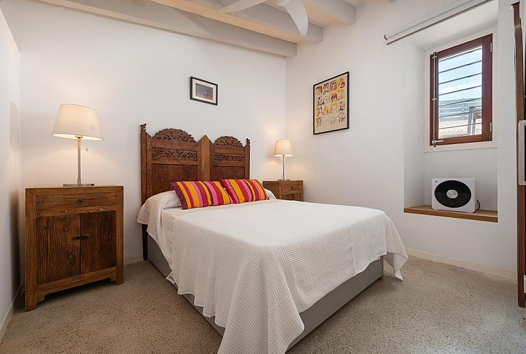 Schlafzimmer mit Doppelbett und Fenster