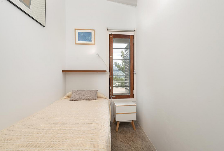 Schlafzimmer mit Einzelbett und Fenster