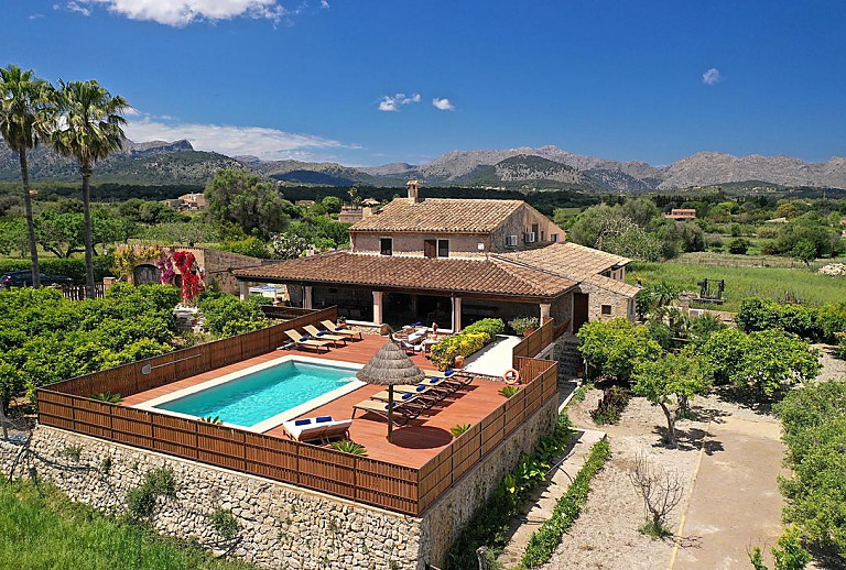 Luftaufnahme des Grundstücks und des Poolbereichs vor der Finca