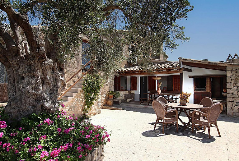 Gartentisch vor der Finca mit Stühlen