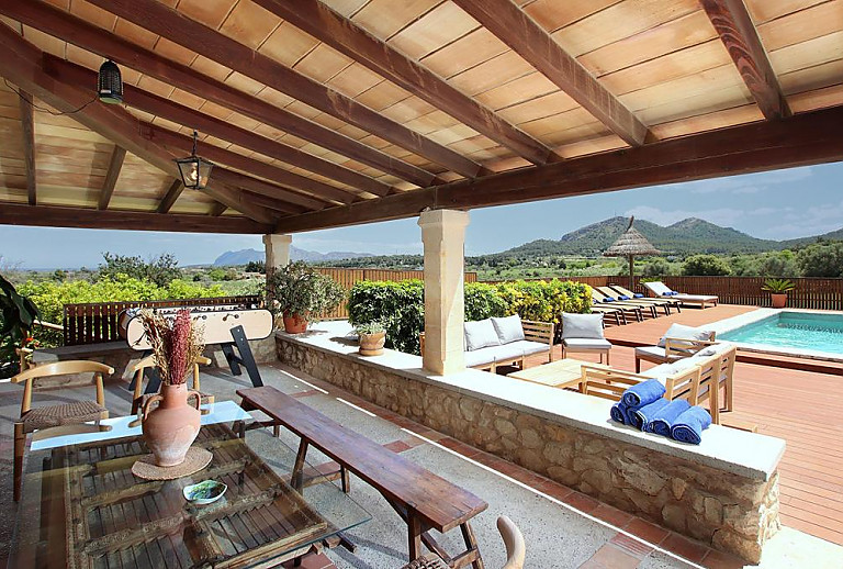 Gartenmöbel und Kicker auf der Terrasse