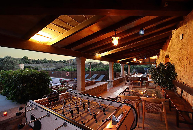 Terrasse bei Abendlicht mit Beleuchtung