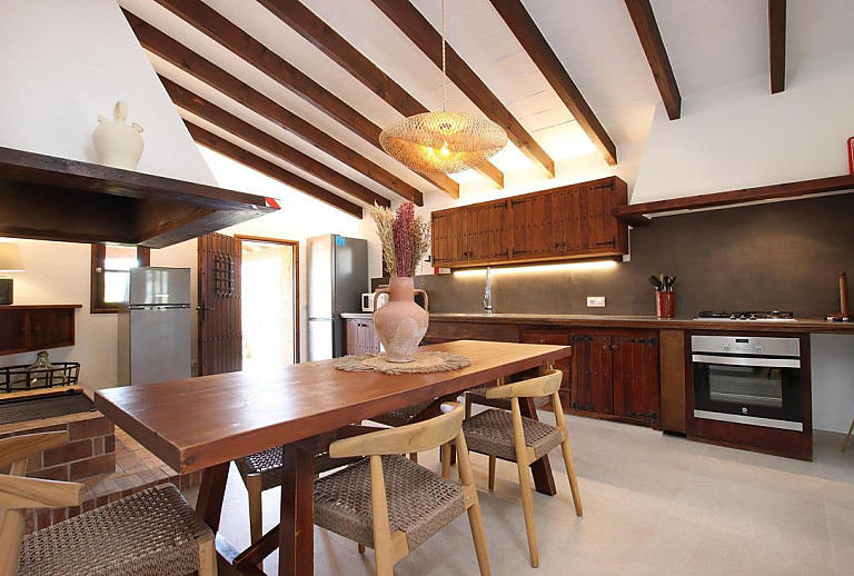 Küche mit Esstisch und Herd