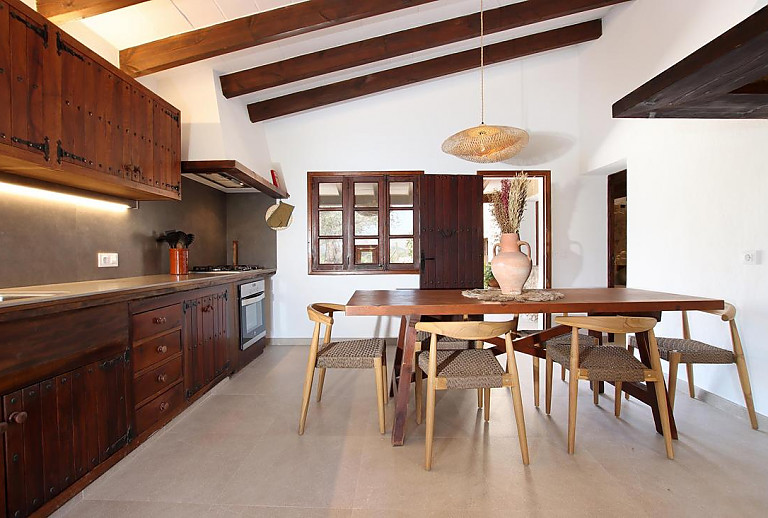 Esstisch mit Stühlen in der Küche