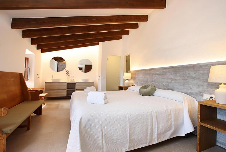 Schlafzimmer mit Doppelbett und Waschtisch