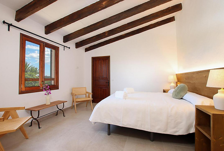 Schlafzimmer mit Doppelbett und Nachttischen