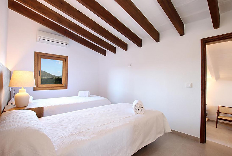 Schlafzimmer mit Einzelbetten und Klimaanlage